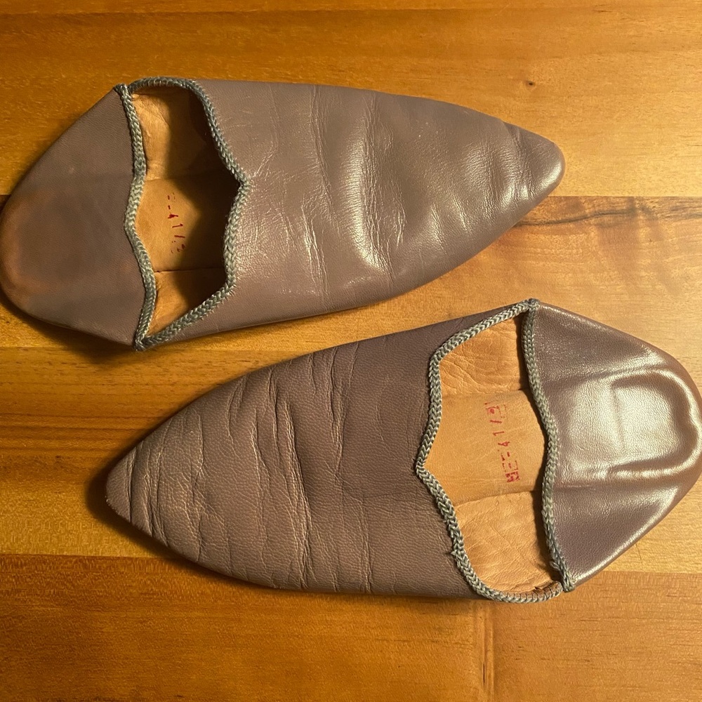 Grey Moroccan babouche